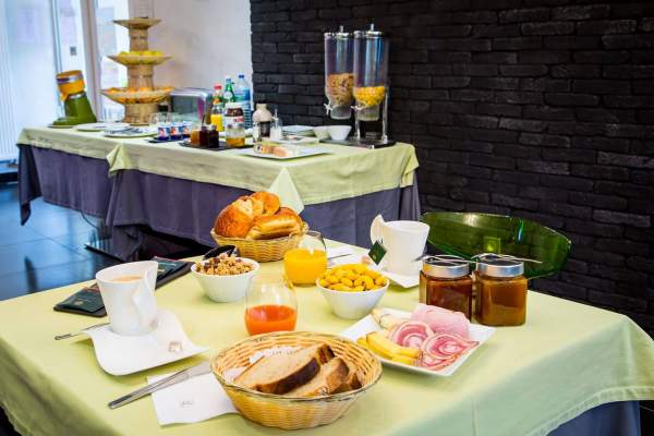 Buffet de petit déjeuner à l'Hôtel à Champlive dans le Doubs Auberge du Château de Vaite