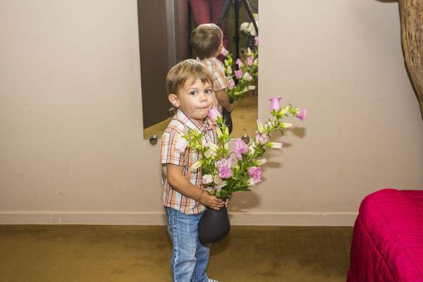 Enfant tenant des fleurs à l'Auberge du Château de Vaite, Hôtel restaurant à Champlive